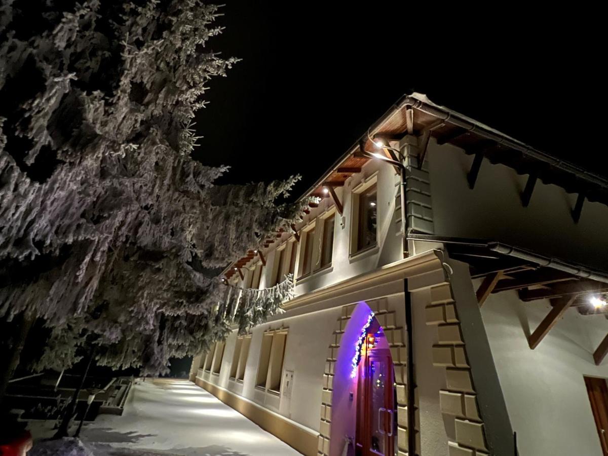 פזינוק Hotel Galeria Pezinska Baba מראה חיצוני תמונה