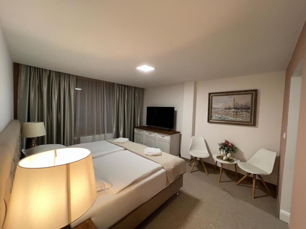 פזינוק Hotel Galeria Pezinska Baba מראה חיצוני תמונה